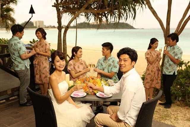 かりゆしウェアを結婚式の服装としてコーディネート 男性がシャツの下に合わせるパンツや靴は Okinawa Wedding Magazine