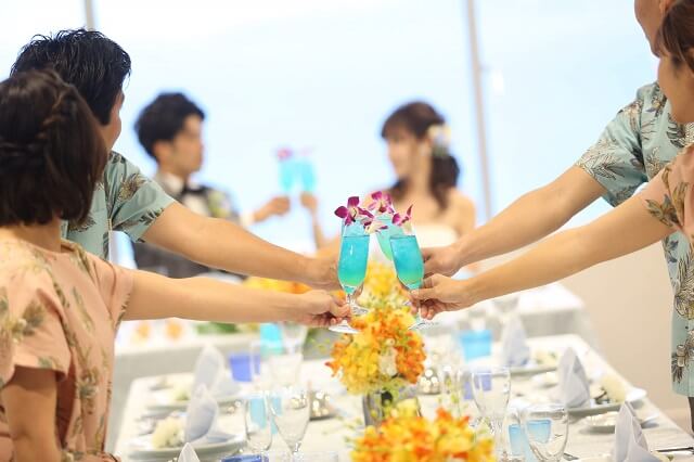 沖縄結婚式のゲストの服装はかりゆしウェアでok お呼ばれコーデ完璧ガイド パンツ 靴 柄の選び方 冬の服装は 細かい疑問に答えます Okinawa Wedding Magazine