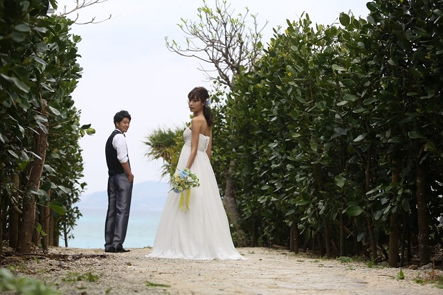 フォトウェディングや前撮りの ロケーション撮影 とは 費用相場 おすすめスポット 雨の場合など詳しく解説 Okinawa Wedding Magazine