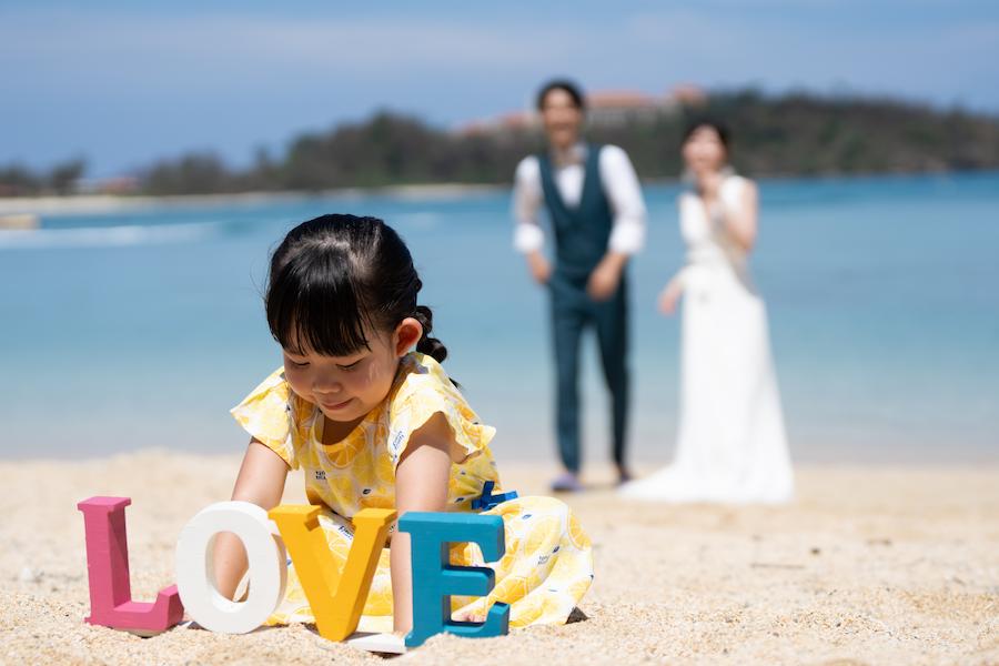 夏まっさかりの沖縄でファミリーフォトウェディング！チャペル＆ビーチ2ロケプラン、ベビーシッター付きで安心＆快適の思い出づくり (4)