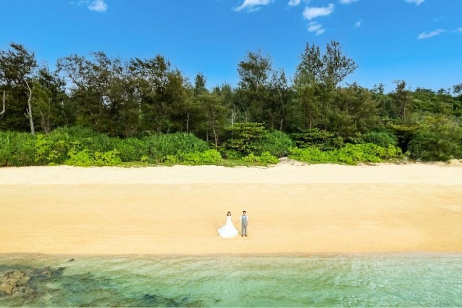 沖縄フォトウェディングにドローンムービーが新登場!海とふたりを空から美しく撮影する前撮りムービーの魅力