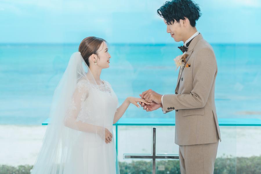 【完全版】チャペルで叶えるフォトウェディングのポーズ集！前撮りや撮影で真似したいおしゃれな実例30選 (9)