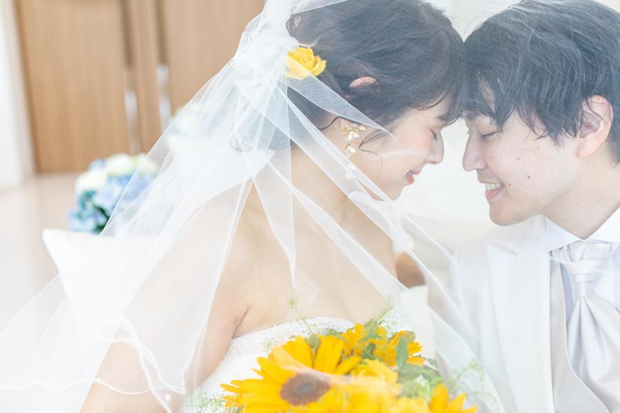 【完全版】チャペルで叶えるフォトウェディングのポーズ集！前撮りや撮影で真似したいおしゃれな実例30選 (21)