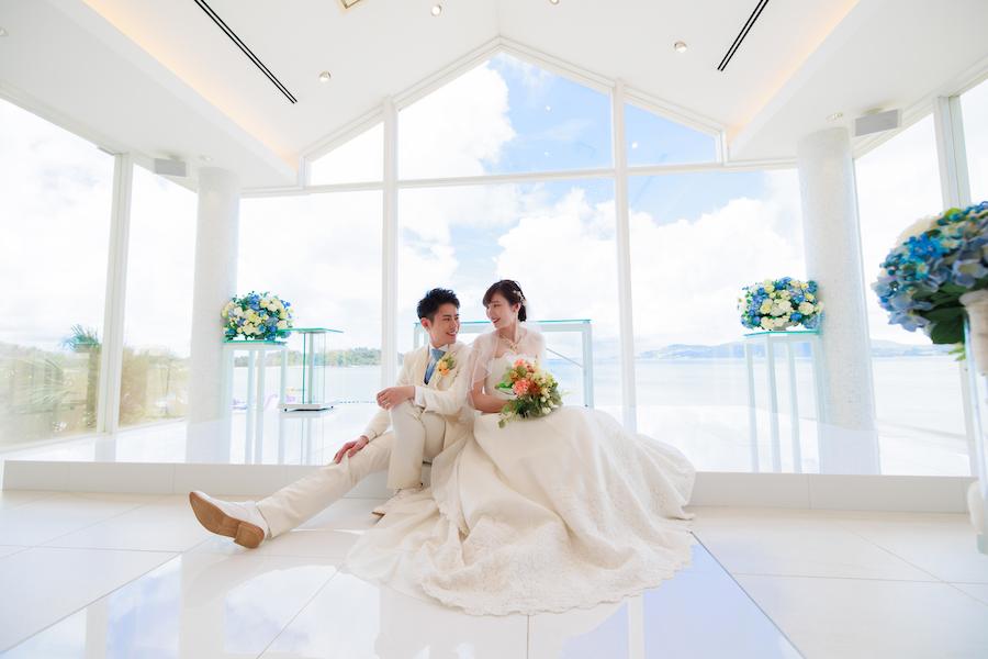 【完全版】チャペルで叶えるフォトウェディングのポーズ集！前撮りや撮影で真似したいおしゃれな実例30選 (19)