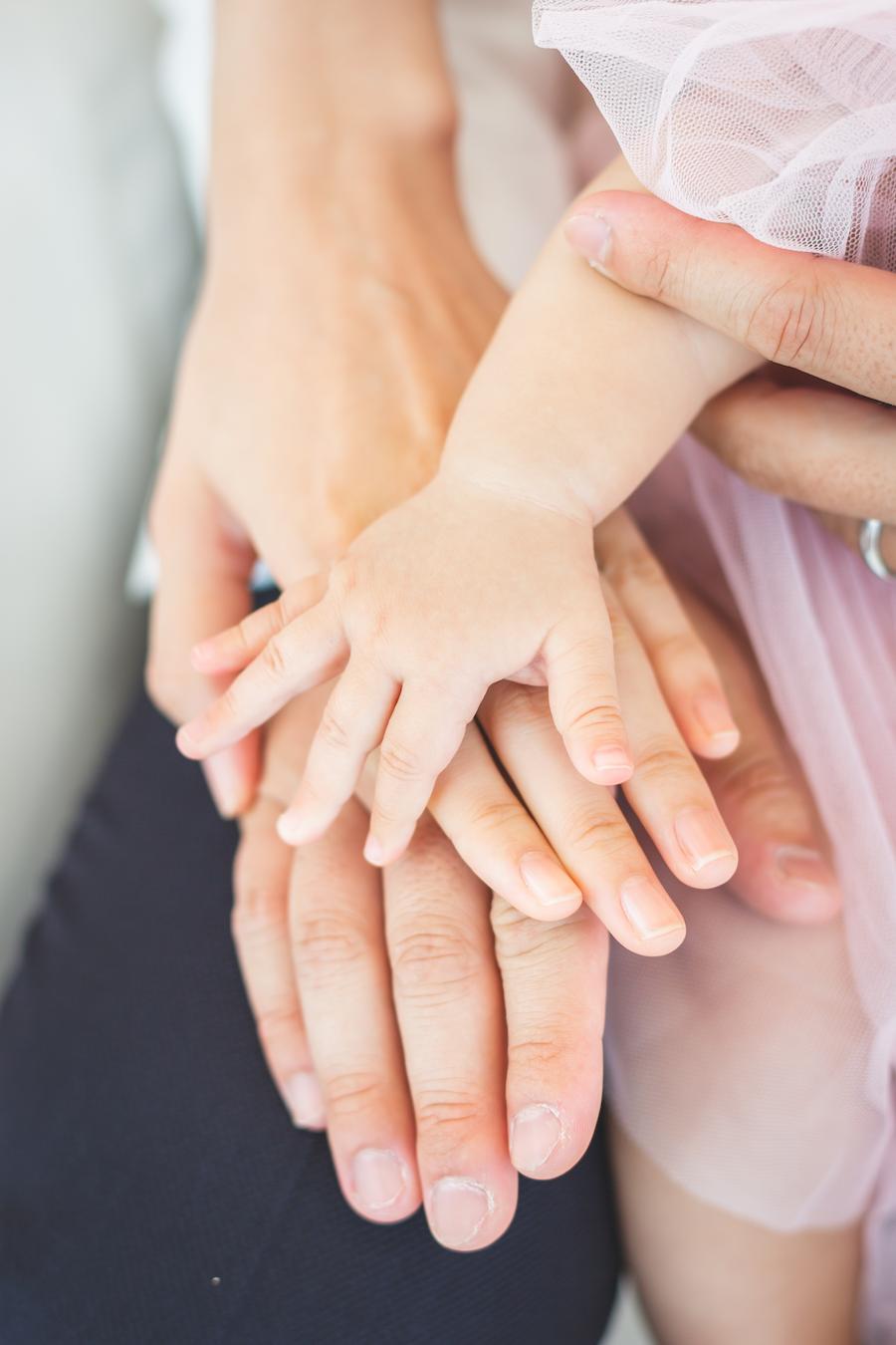 【完全版】チャペルで叶えるフォトウェディングのポーズ集！前撮りや撮影で真似したいおしゃれな実例30選 (20)