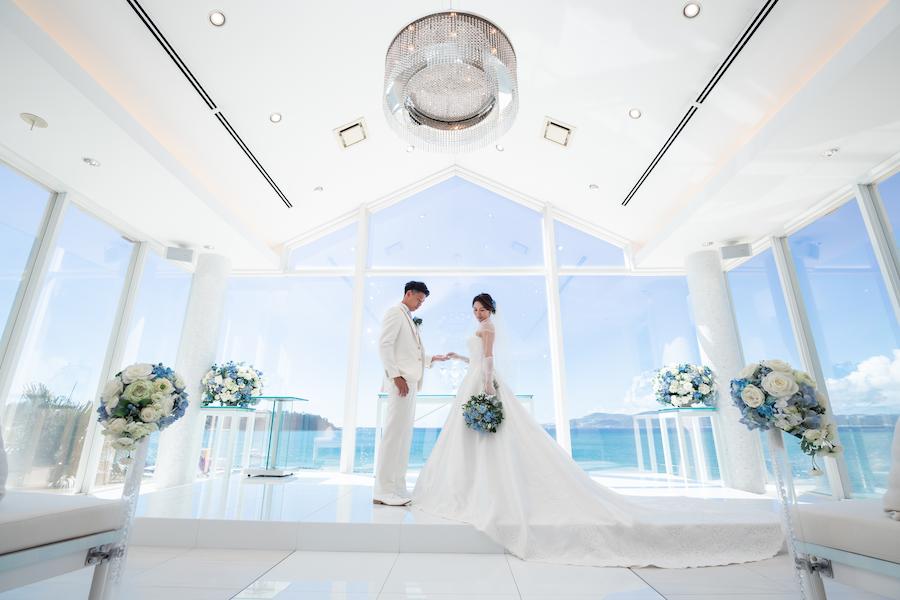 【完全版】チャペルで叶えるフォトウェディングのポーズ集！前撮りや撮影で真似したいおしゃれな実例30選 (15)