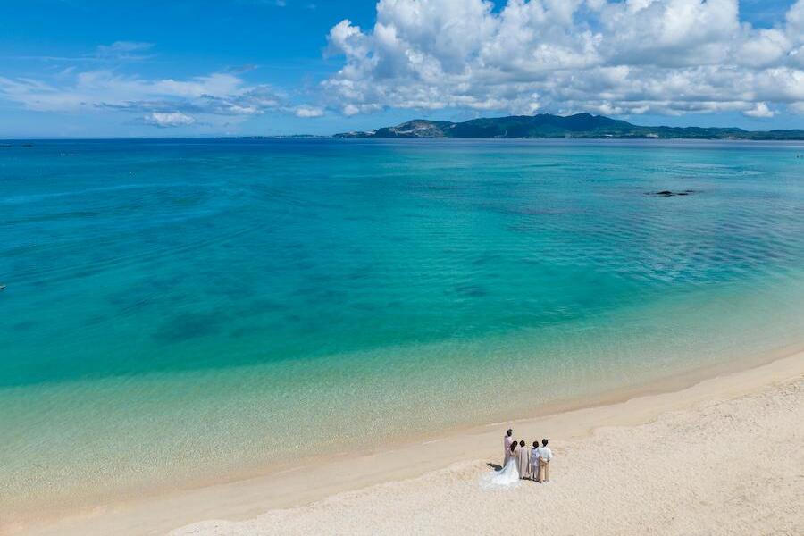 【絶景独占】沖縄フォトウェディング×ドローン撮影の魅力を覗いてみよう！資格・許可・テクニックなど基本ルールも解説 (13)