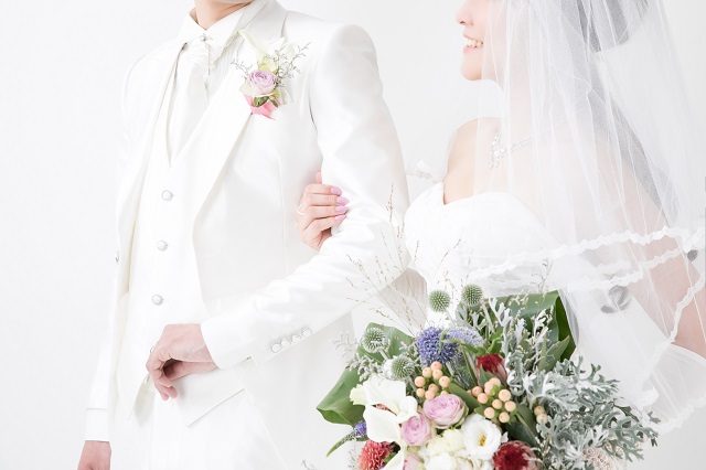 フォトウェディングや前撮りはチャペルで撮影可能！チャペルで撮りたいポーズや挙式も可能なプラン内容も紹介【OKINAWA Wedding  Magazine】