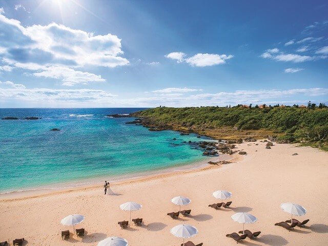 ビーチフォトウェディングの人気エリアは沖縄、ハワイ、グアムなど。気になる費用