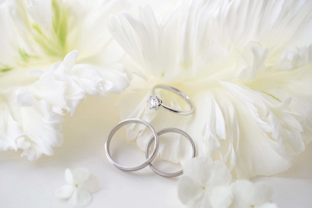 フォトウェディングや前撮りで結婚指輪婚約指輪の準備