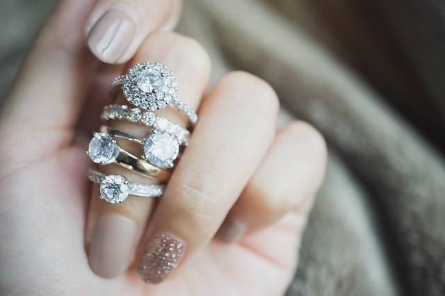 フォトウェディングや前撮りに結婚指輪 婚約指輪は必要 指輪の疑問を解決し 指輪を活かした撮影ポーズや構図を紹介 Okinawa Wedding Magazine