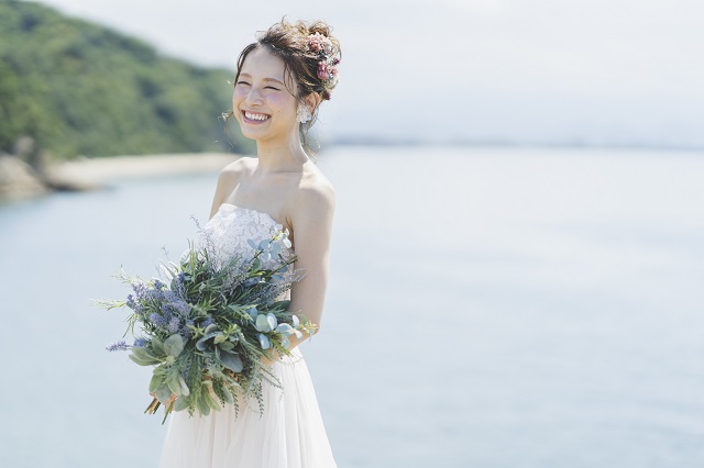 海で ビーチで フォトウェディングや結婚式の前撮りを行うための注意点や準備について Okinawa Wedding Magazine