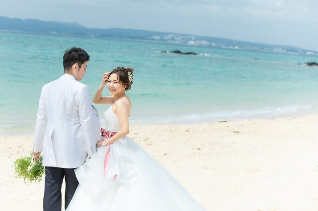 ビーチでのフォトウェディングや前撮りでおすすめの髪型 海風が吹く屋外ロケーションで注意するポイント Okinawa Wedding Magazine