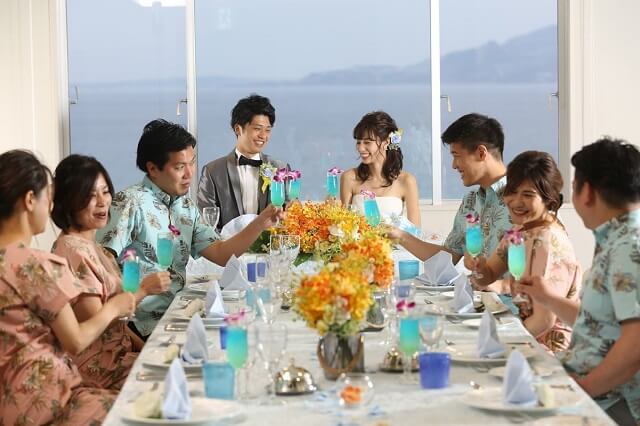 沖縄の結婚式 お呼ばれの服装は 男性 女性の服装はかりゆし かりゆし以外のフォーマルスタイル 服装の種類に合わせて紹介 Okinawa Wedding Magazine