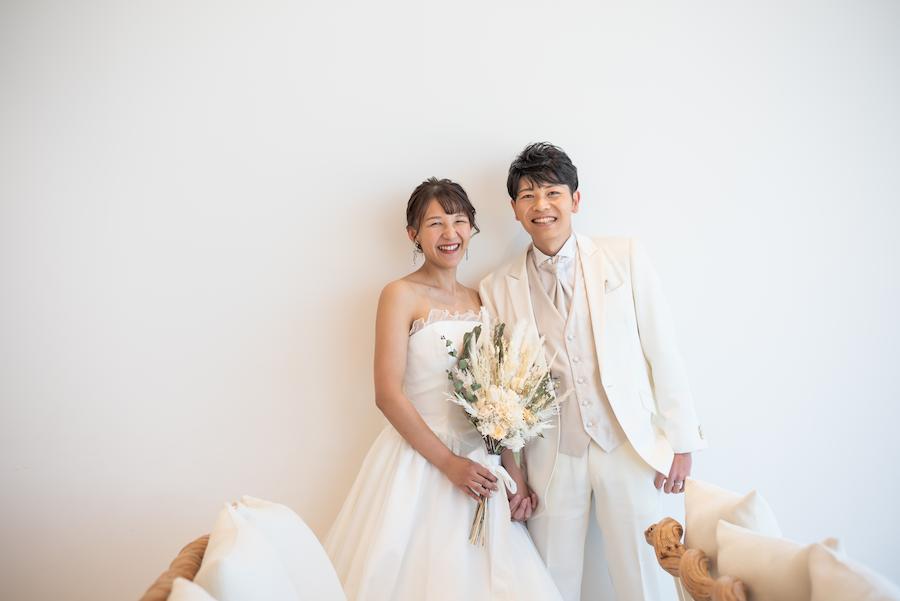 【完全版】チャペルで叶えるフォトウェディングのポーズ集！前撮りや撮影で真似したいおしゃれな実例30選 (13)