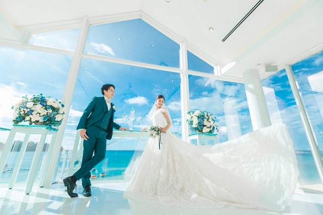 沖縄での結婚式やフォトウェディングの特徴にあった快適で機能的なウェディングドレス