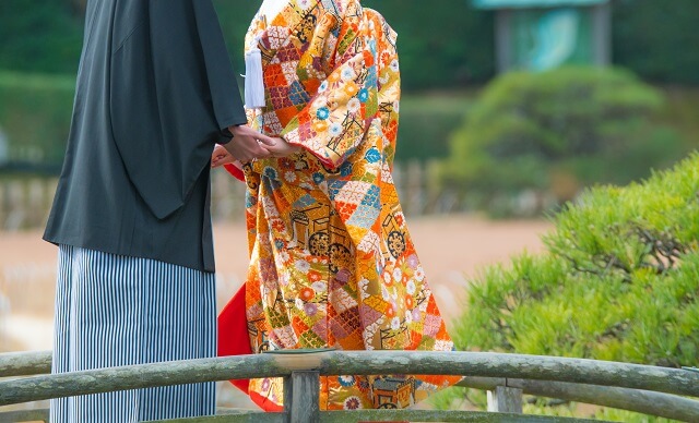 フォトウェディングや前撮りで和装が人気の理由 白無垢と色打掛の選び方や髪型 持ち物 料金相場 どちらも着用する場合のプラン選び Okinawa Wedding Magazine