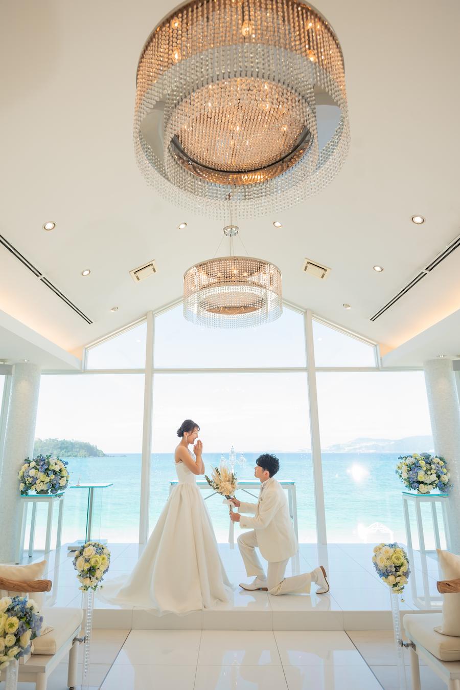 【完全版】チャペルで叶えるフォトウェディングのポーズ集！前撮りや撮影で真似したいおしゃれな実例30選 (12)