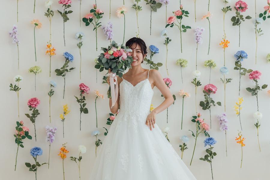 【完全版】チャペルで叶えるフォトウェディングのポーズ集！前撮りや撮影で真似したいおしゃれな実例30選 (22)