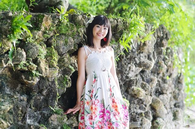沖縄の結婚式での女性ゲストのお呼ばれの服装コーデとマナー ドレスにする かりゆしワンピースにする 選び方の基準を紹介 Okinawa Wedding Magazine