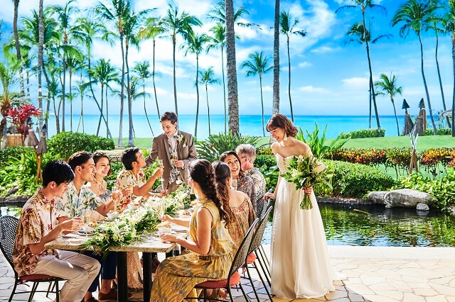 沖縄の結婚式での女性ゲストのお呼ばれの服装コーデとマナー。ドレスにする？かりゆしワンピースにする？選び方の基準を紹介【OKINAWA