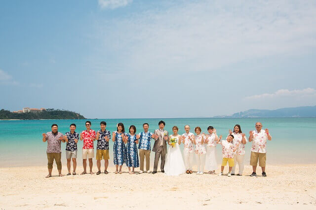 沖縄の結婚式での父親 母親の服装 親の服装はフォーマルか かりゆしウェアか 選び方や衣裳費用の負担まで解説 Okinawa Wedding Magazine