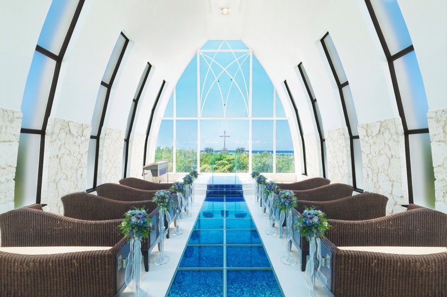 空き確認・ご予約はお問合せから♪<br>［お申込み・撮影期間］<br>2026年1月末まで<br><br>■来店不要のWEB申込み<br>　お手続きも簡単！<br>■準備期間0日！<br>　1日4時間半完結スケジュール<br>■チャペルからビーチまで<br>　徒歩3分！！<br>■琉球ガラスのバージンロードは<br>　クルデスールチャペルだけ！