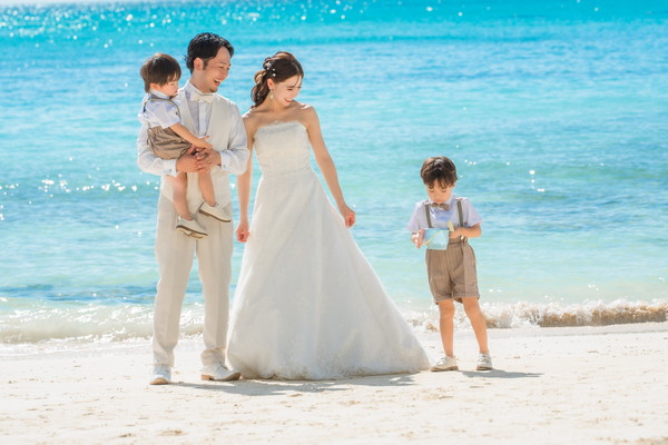 赤ちゃんやお子さまと一緒に楽しむ、沖縄のファミリーウェディングフォト!青い海と空に包まれて、家族の“今”をとびきりの笑顔で残せます。旅行気分で思い出づくりも満喫♪ベビーシッター付きで撮影中も安心です。