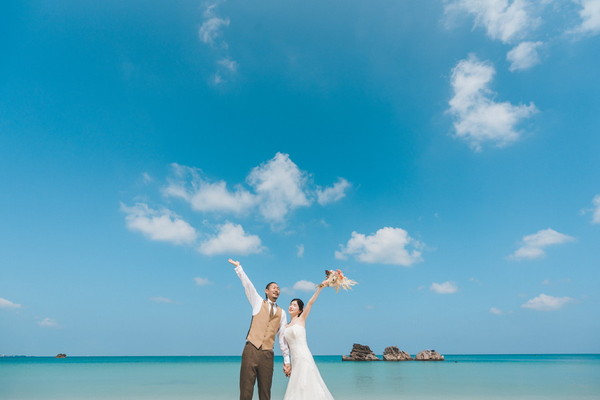 沖縄の梅雨シーズンでも安心して撮影いただける特別企画♪ ビーチフォトを含む100カット以上納品プランをお申込みの方全員に、 青空加工編集データ5枚を無料プレゼント♡  ◆撮影当日の空模様が曇りの場合 弊社セレクトのお写真を、自然な青空へ加工してお届けします。  「天気が少し心配…」という方でも安心♪ 天候リスクを気にせず、沖縄らしい美しい景色のフォトをしっかり残したい方におすすめです。