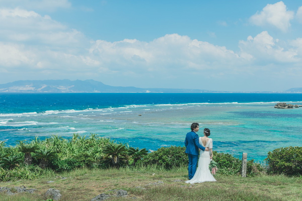 【万座の教会】</br> ビーチ100カット+ムービー付きプラン</br> チャペル&ビーチ100カット+ムービー付きプラン</br> 〇含まれるもの</br> ①ダイジェストムービー『プチシネマ』</br> ■編集時間:約1分(ダイジェスト)</br> ■納品:Webダウンロード納品</br> ※画像サイズ:1920×1080(ファイル形式:MP4)</br> ※撮影後約30日でダウンロード可能となります。</br> ※雨天による別日再撮影は対象外</br> ②現地レンタルドレス1着</br> ③現地レンタルタキシード1着</br> ④基本小物セット</br> ⑤新婦様ヘアセット&メイク</br> ⑥造花ブーケ&ブートニア</br> ⑦撮影料</br> ⑧全撮影データ/納品約100枚(Webダウンロード納品)</br> ※撮影後約2~3週間でダウンロードが可能となります。</br> ⑨全撮影データ色調補正</br> ⑩アテンドスタッフ</br> ⑪雨天保証(写真のみ)</br>