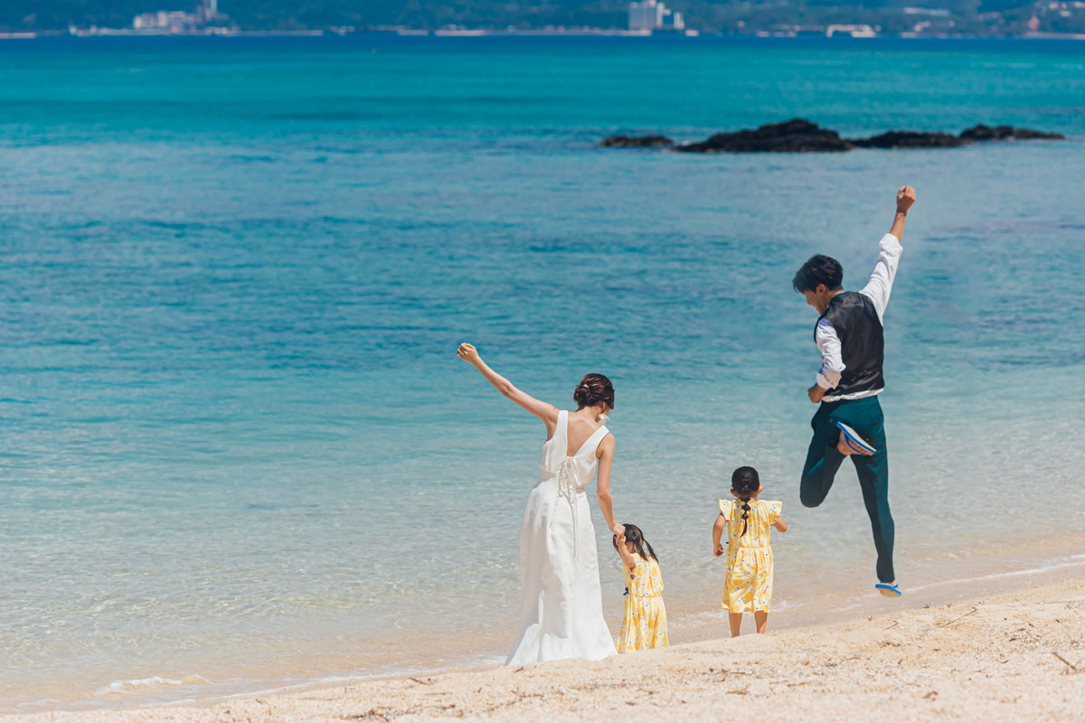 プラン内に</br>・撮影データ100カット・衣裳・ヘアメイク・アクセサリー一式・雨天保証コミ！</br>必要であればオプションでカスタイマイズも可能です。</br>結婚披露宴の演出にピッタリなムービー商品や、ベビーシッターなどのお子さまケア安心オプションもご用意しております。</br>詳しくはお気軽にお問い合わせください♬