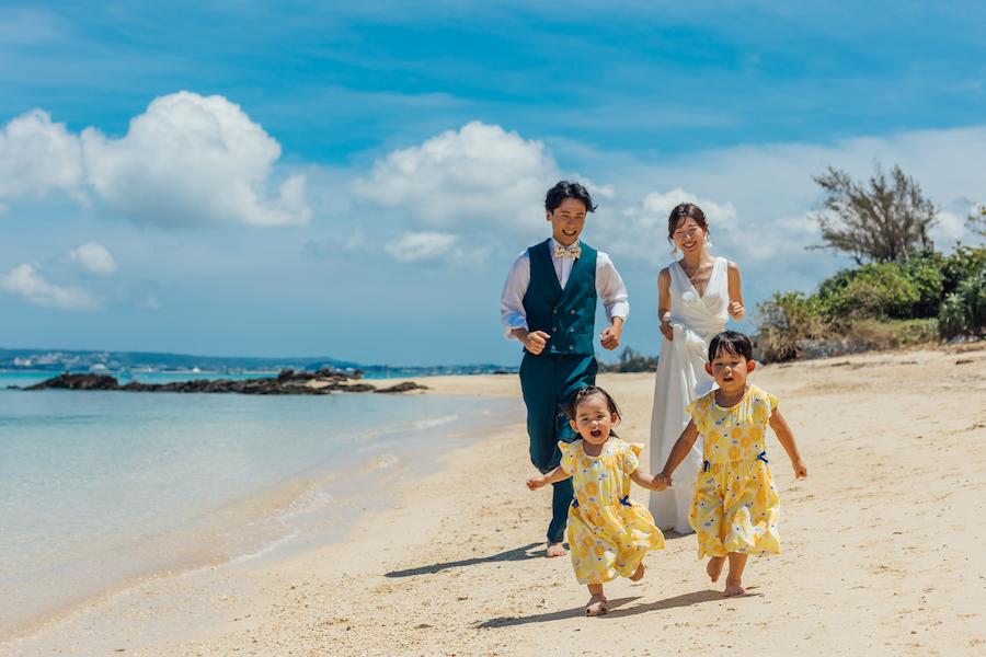 夏まっさかりの沖縄でファミリーフォトウェディング！チャペル＆ビーチ2ロケプラン、ベビーシッター付きで安心＆快適の思い出づくり