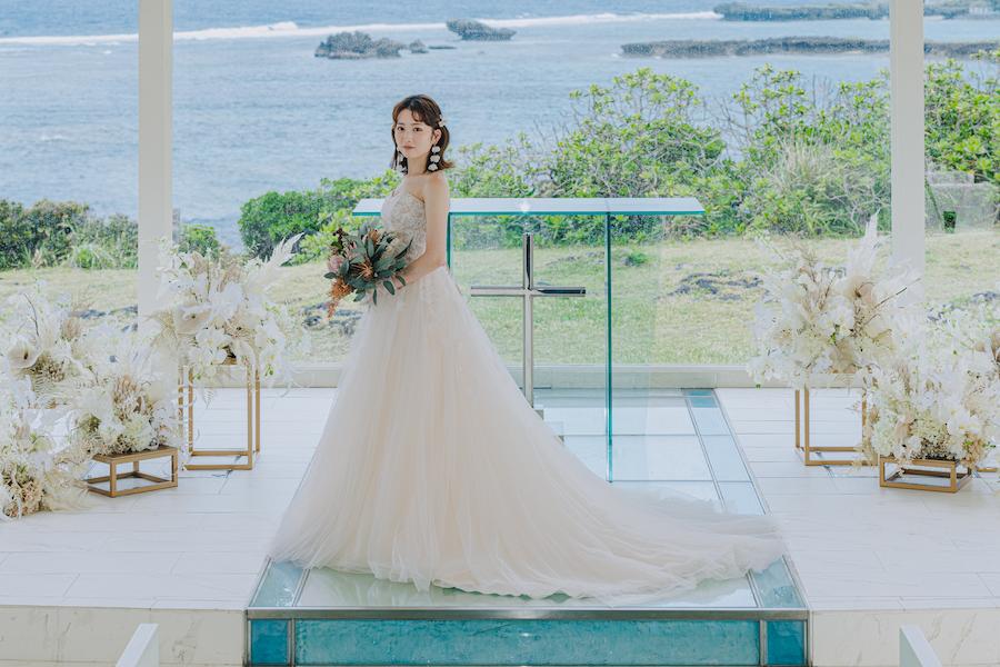 沖縄・万座の教会に新ブーケが登場！人気ブランドのドレスと組み合わせて叶える、4つの花嫁コーディネート