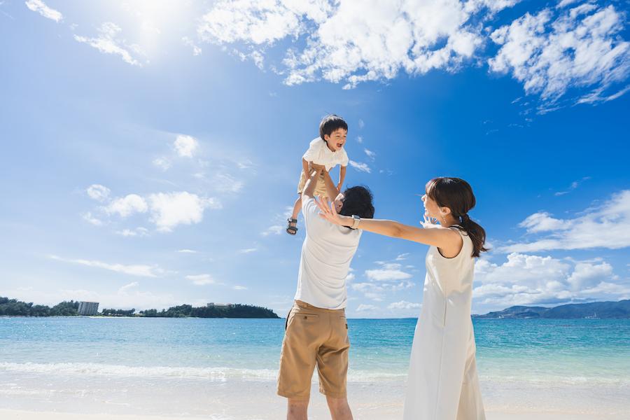 沖縄家族旅行は動画撮影がおすすめ！当日依頼もOKな私服＆1時間プランで、子どもの声も思い出も残そう