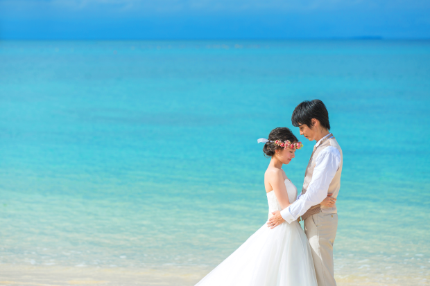 沖縄ウェディングの「費用」とは？人気エリア別に結婚式費用を比較！費用を抑えるポイントとは