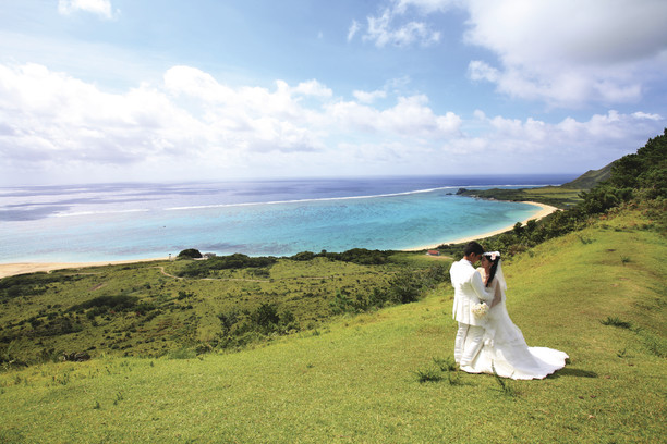 沖縄の結婚式のスタイルを解説！式場選びのポイントは？