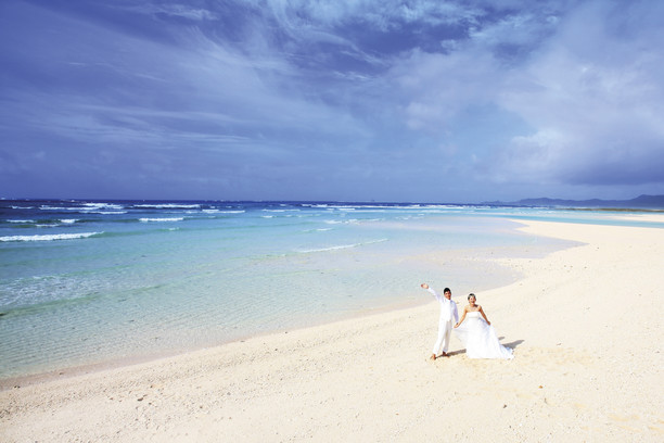 沖縄の結婚式で挙式のみの費用相場はいくら？ふたりだけ、家族のみの結婚式で挙式だけ執り行う場合に必要な費用とプランの選び方