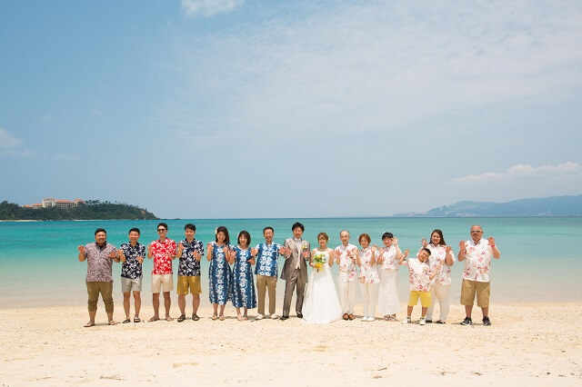 沖縄の結婚式でのゲストの服装。男性、女性、子ども、両親の服装のマナーやコーディネートは？
