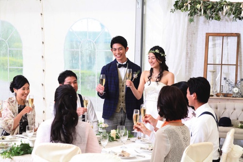 沖縄で結婚式を挙げる相場を知ろう。一般的な費用や旅費負担のマナー、節約ポイントまで解説