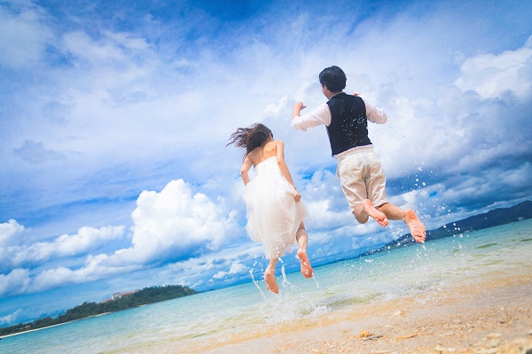 ウェディング動画を沖縄の本格チャペルと海で撮影しよう！オープニングムービーや結婚報告動画として活用できる、メリットだらけの動画プランが登場。「沖縄ワタベウェディング・喜瀬マリンビジュー」に聞きました