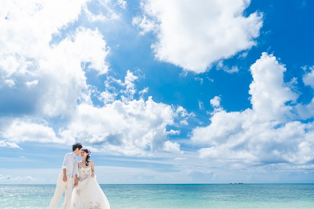 沖縄の結婚式やフォトウェディングにぴったりのウエディングドレス。似合う、映えるドレスはどうやって選ぶ？