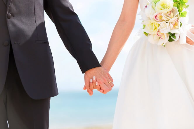 沖縄で家族のみの招待する結婚式を挙げよう！魅力とメリット、費用相場を解説