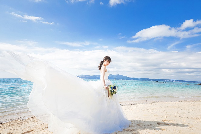 沖縄の結婚式＆フォトウェディングの人気や新作のドレスを紹介。おすすめの理由やドレス選びのコツ、フォト撮影時の注意点も