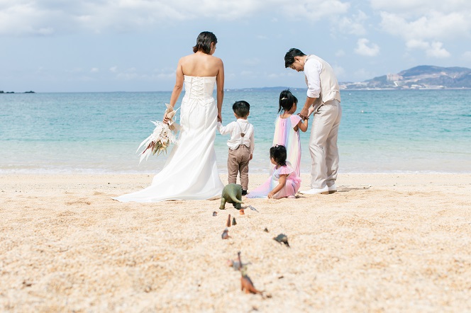 沖縄で子どもと一緒に結婚式＆フォトウエディング。人気の理由と「子連れ旅」を思い切り楽しむための秘訣を解説