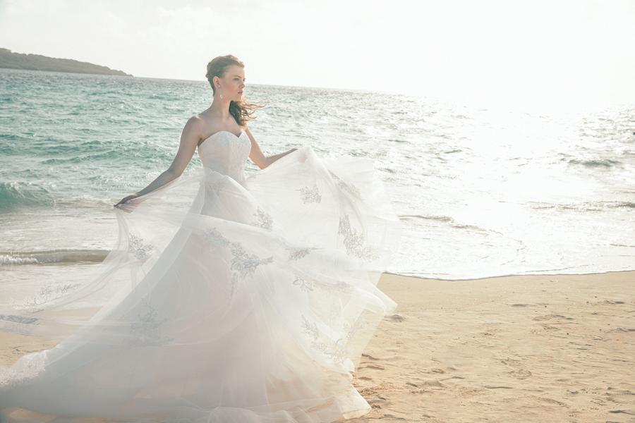 フォトウェディングも衣装の種類は妥協しない。追加料金なしで選び放題、ワタベの上質ドレスと沖縄の絶景