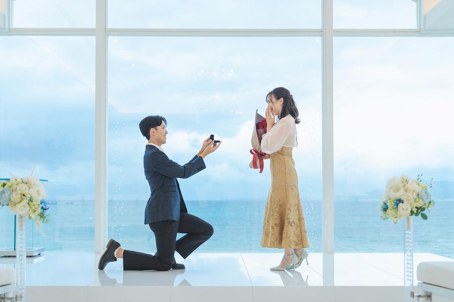 沖縄でのプロポーズは、ふたりの思い出を刻む旅。海と空に囲まれたチャペルやホテルが“帰る場所”に変わる