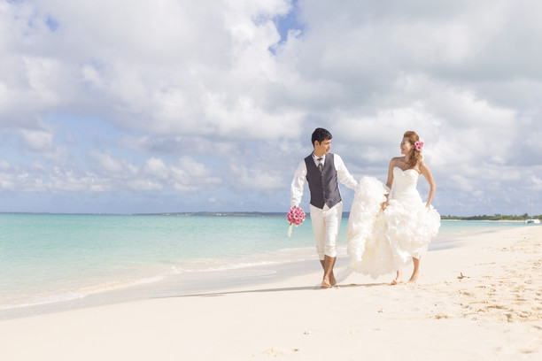 沖縄のフォトウェディングや結婚式前撮りで人気の男性の服装や衣裳は？男性の衣裳例とコーディネート、服装を選ぶポイント