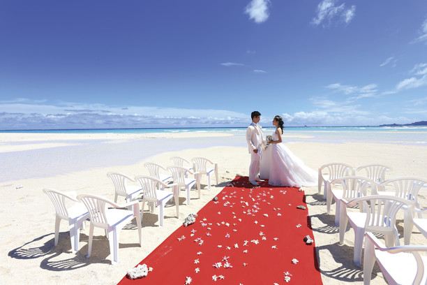 憧れの沖縄結婚式！式場選びはウェディングドレスをチェックしよう